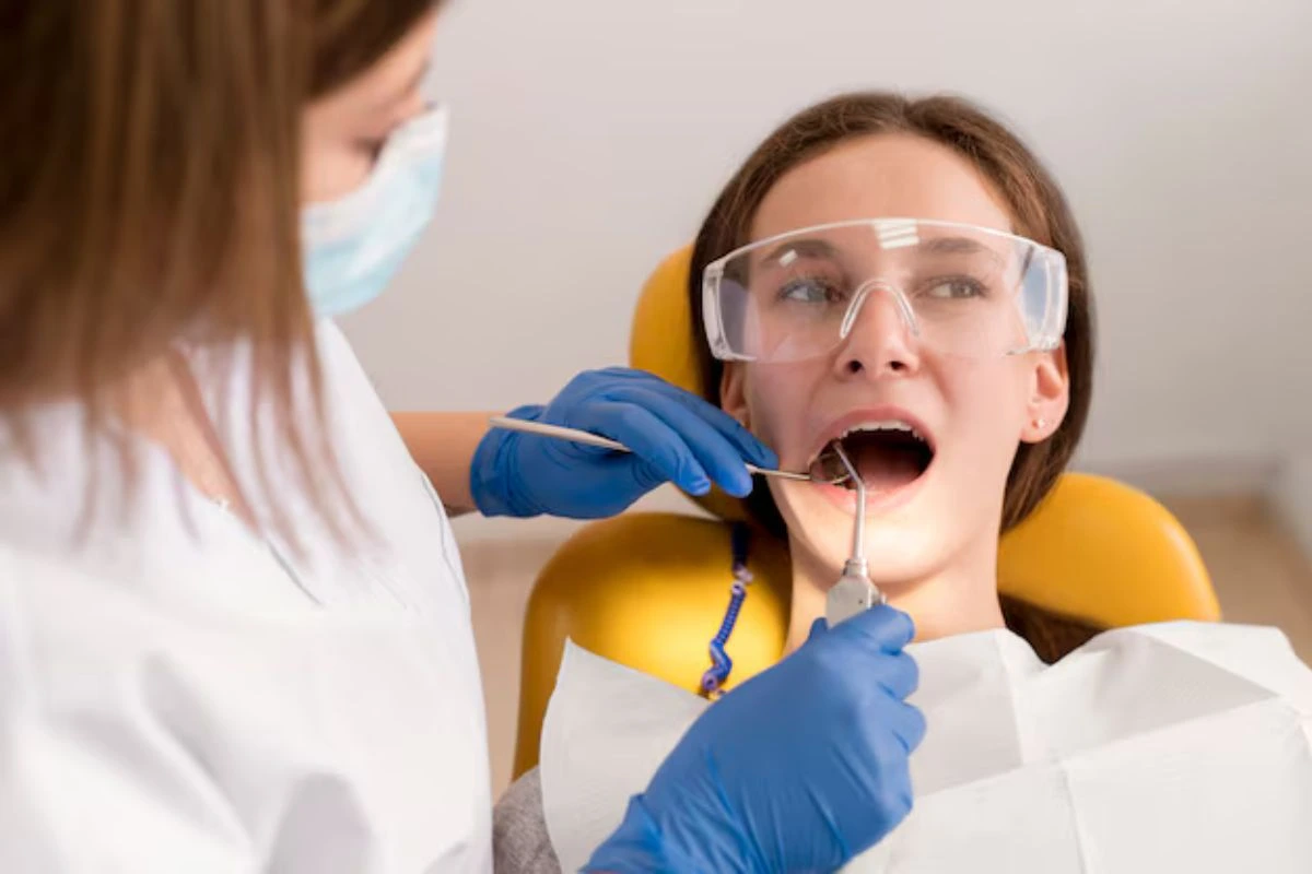 signs of wisdom tooth issues, including pain, swelling, and dental consultation