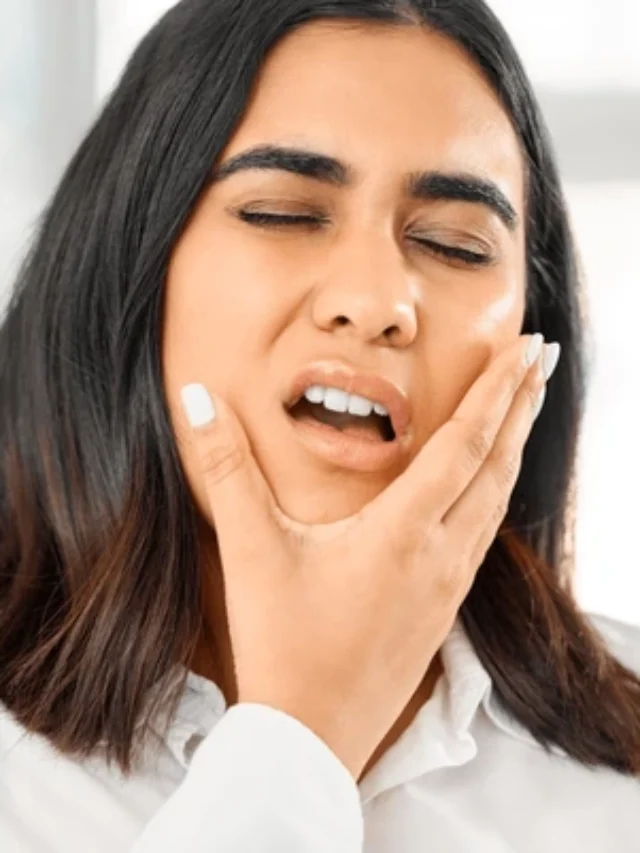 woman-toothache-mouth-pain-home-600nw-2476215089